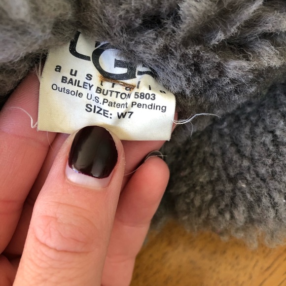 UGGS - Picture 4 of 4